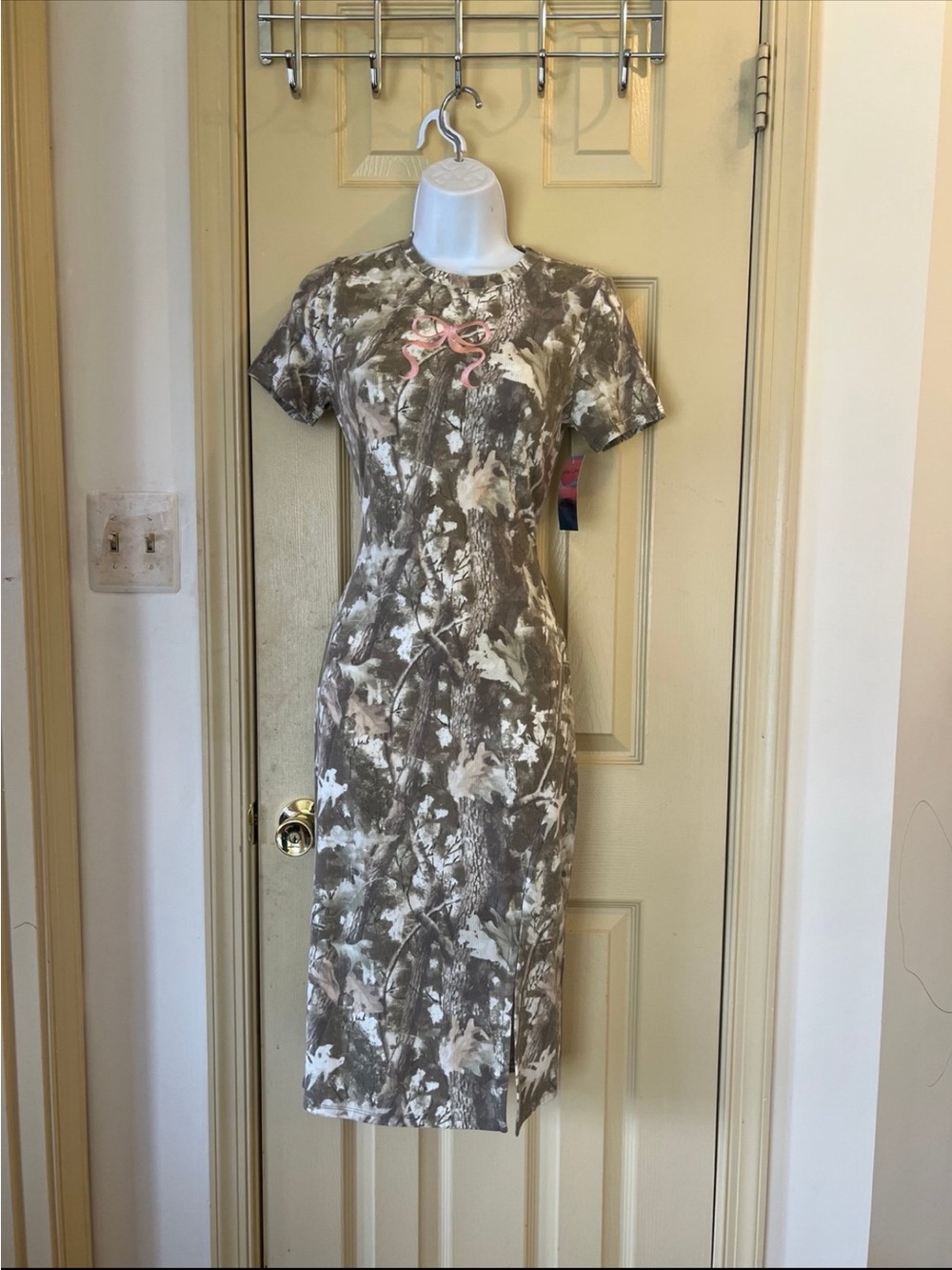 Short-Sleeve Taupe Tie-Dye Midi Dress with Pink Accent